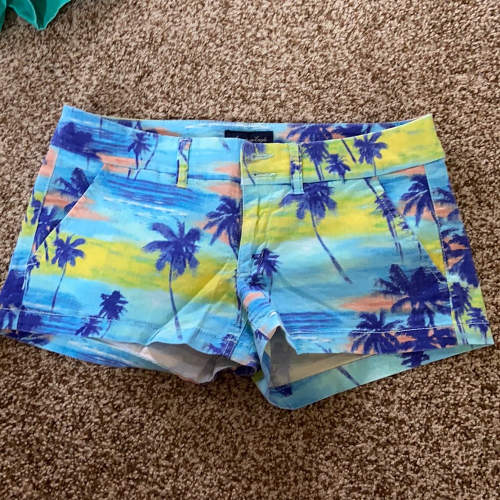 American Eagle Size 6 Palm Tree shorts